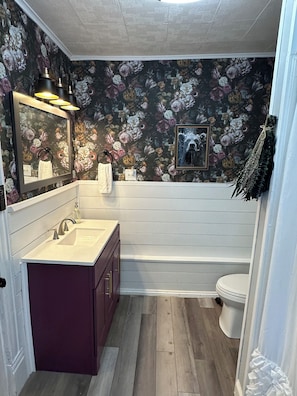 Secadora de cabello, toallas, jabón, papel de baño