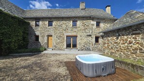 Exterior - Authentic Aubrac farmhouse with Jacuzzi. A change of scenery guaranteed! (Montpeyroux)