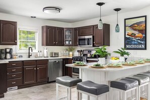 Surface de cuisson, cafetière-théière, grille-pain, chaise haute