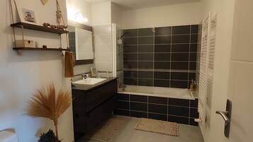 SĂšche-cheveux, serviettes fournies, papier toilette