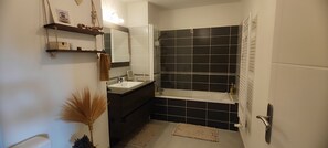 SĂšche-cheveux, serviettes fournies, papier toilette