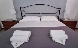 2 bedrooms, travel cot, bed sheets