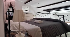 2 bedrooms, travel cot, bed sheets