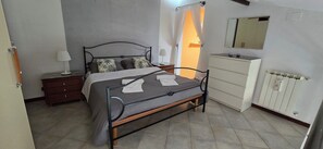 2 chambres, fer et planche à repasser, draps fournis