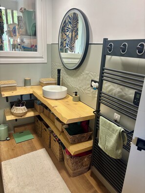 Dusche, Haartrockner, Handtücher, Seife