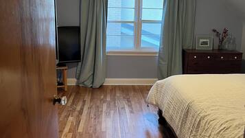 4 bedrooms, iron/ironing board, WiFi, bed sheets