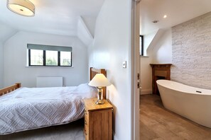 5 soverom, strykejern/-brett, wi-fi og sengetøy