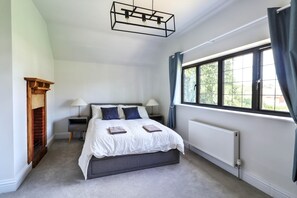 5 bedrooms, iron/ironing board, WiFi, bed sheets