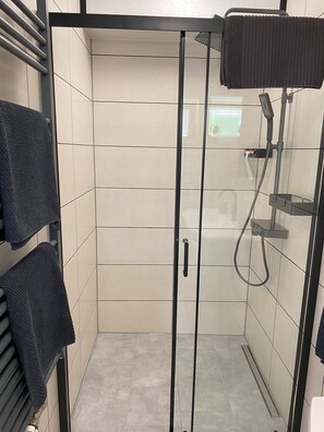Dusj, hårføner, håndklær og såpe