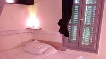 1 bedroom, bed sheets