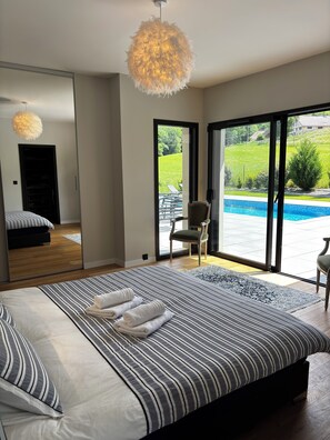 4 bedrooms, iron/ironing board, WiFi, bed sheets