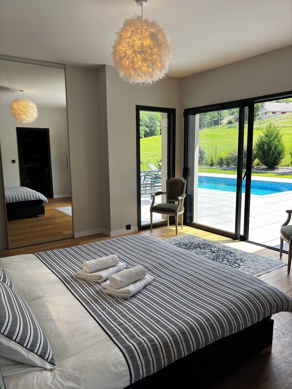 4 bedrooms, iron/ironing board, WiFi, bed sheets