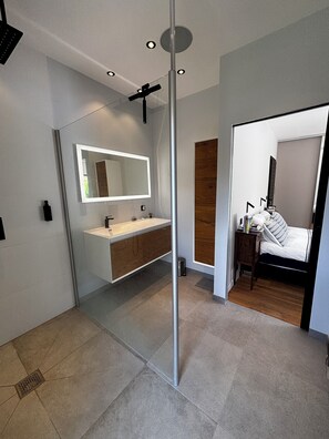 4 chambres, fer et planche à repasser, Wi-Fi, draps fournis