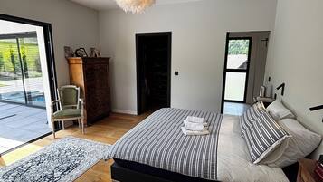 4 bedrooms, iron/ironing board, WiFi, bed sheets