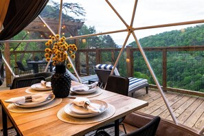 Casa de lujo en un árbol, vistas a la montaña | Zona de estar
