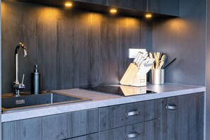 Casa de lujo en un árbol, vistas a la montaña | Cocina privada | Microondas, placa de cocina y utensilios de cocina