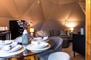 Cabane dans un arbre luxueuse, vue sur la montagne | Repas dans la chambre