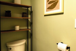 Casa de lujo en un árbol, vistas a la montaña | Baño | Ducha, secador de pelo, toallas y jabón