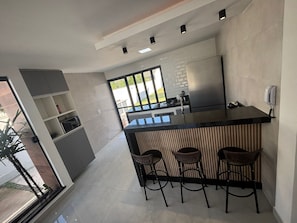 Microondas, horno y placa de cocina