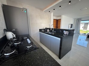 Microwave, oven, stovetop - Beach Loft - Design and Style (Itaipuaçu Maricá)