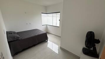 3 quartos, ferros/tábuas de passar roupa, Wi-Fi, roupa de cama