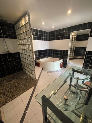 Whirlpool, Handtücher, Seife, Toilettenpapier