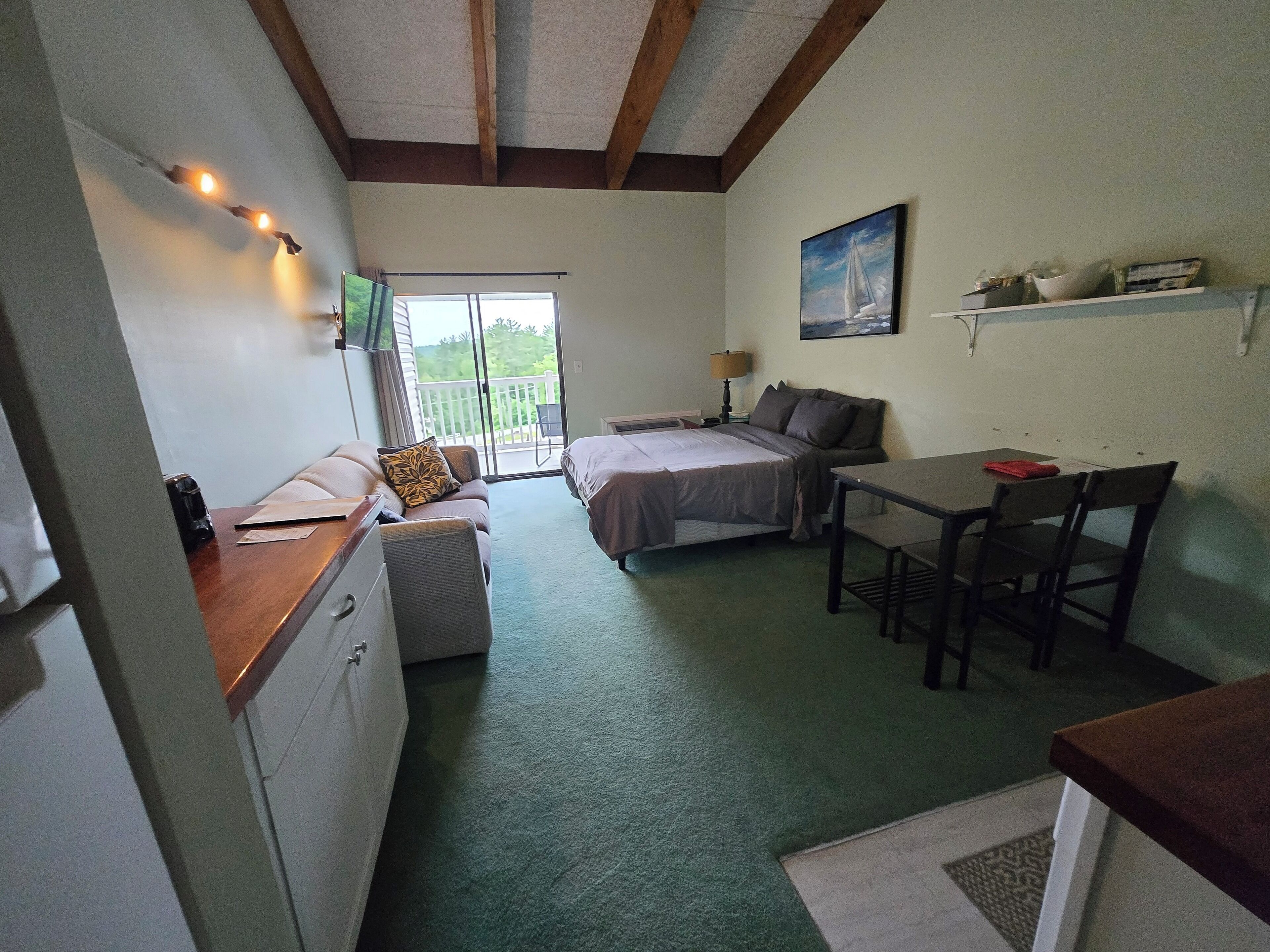 足球機、乒乓球設施、 辦公室