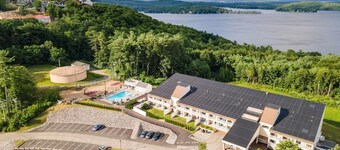 Cedar Lodge Room-Private Balcony Close to Weirs!