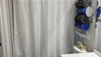 Hårtork, handdukar, tvål och toalettpapper