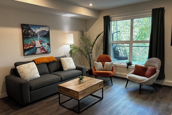 Spacious living area w/ pull out couch and lifting coffee table.