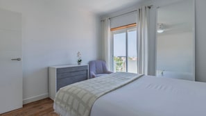 3 chambres, fer et planche à repasser, Wi-Fi gratuit, draps fournis