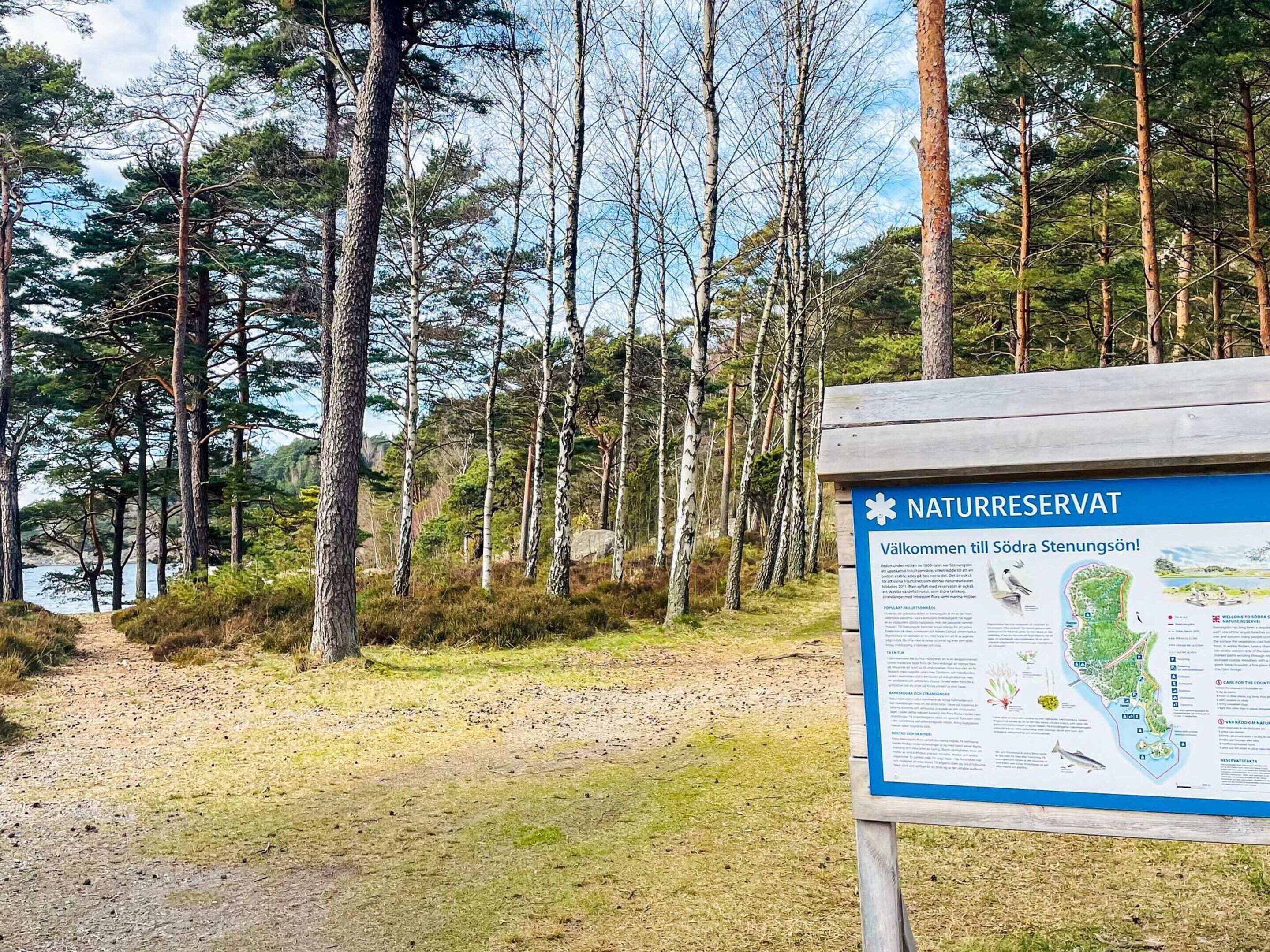 Ein Naturschutzgebiet-Schild mit einer Karte und Informationen über die Umgebung.