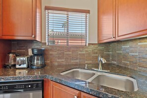 スタジオ パティオ ガーデンビュー (Casita 44463 ) | 専用キッチン | 冷蔵庫、電子レンジ、オーブン、コンロ