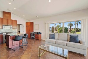 開放式客房, 露台, 花園景 (Casita 44463 ) | 客廳 | 電視