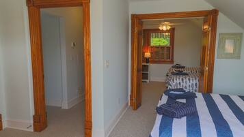 6 bedrooms, iron/ironing board, WiFi, bed sheets