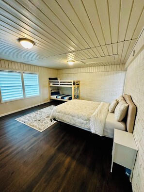 3 bedrooms, desk, iron/ironing board, free WiFi