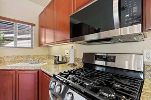 Estúdio, varanda, vista para o jardim (Casita 44471 ) | Cozinha privada | Geladeira, micro-ondas, fogão, cooktop