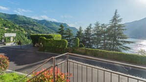 Ein Hotel Eingang mit Blick auf einen See und Berge.
