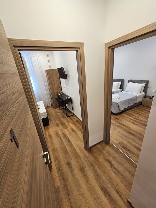 Comfort driepersoonskamer, privébadkamer | Een bureau, een laptopwerkplek, verduisterende gordijnen