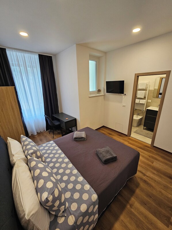 Comfort Double Room, Courtyard View | Desk, laptop workspace, blackout drapes, iron/ironing board - B&B Lunis (Trieste)