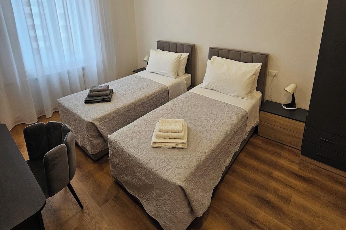 Habitación triple Confort, baño privado | Escritorio, espacio para trabajar con laptop y cortinas blackout