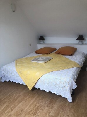 1 多间卧室、熨斗/熨衣板、WiFi、床单