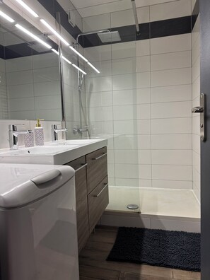 Shower, hair dryer - Fabuleux Face Mer 9th floor (Saint-Jean-de-Monts)