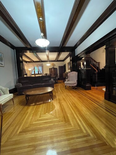 Jenny’s Suites, historic house in Welland, 20 minutes from Niagara Falls.