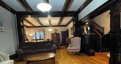 Jenny’s Suites, historic house in Welland, 20 minutes from Niagara Falls.