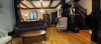Jenny’s Suites, historic house in Welland, 20 minutes from Niagara Falls.