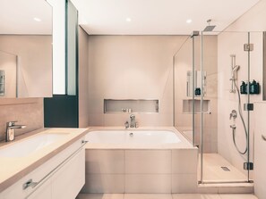 Signature Apartment, 4 Bedrooms, City View | Bathroom - High Floor Burj Views over Dubai Mall (Dubai)