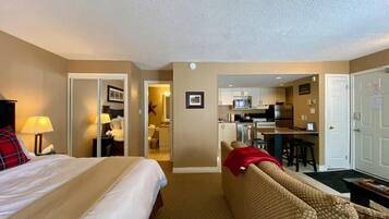 Apartemen Standar, 1 Tempat Tidur Queen dengan tempat tidur Sofa, pemandangan gunung, tepi gunung | Setrika/meja setrika, Wi-Fi gratis, dan seprai linen