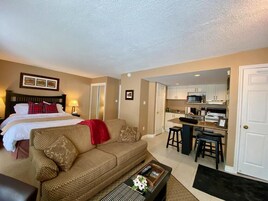 Standard Apartment, 1 Queen Bed with Sofa bed, Mountain View, Mountainside | Iron/ironing board, free WiFi, bed sheets