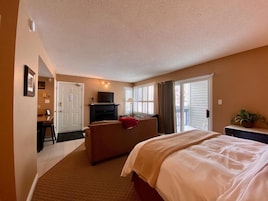 Tabla de planchar con plancha, wifi gratis y ropa de cama